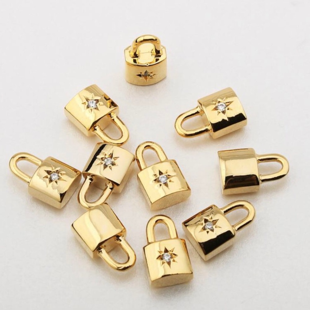 ✨✨Gold Padlock Star Necklace✨✨ - Picture 3 of 6